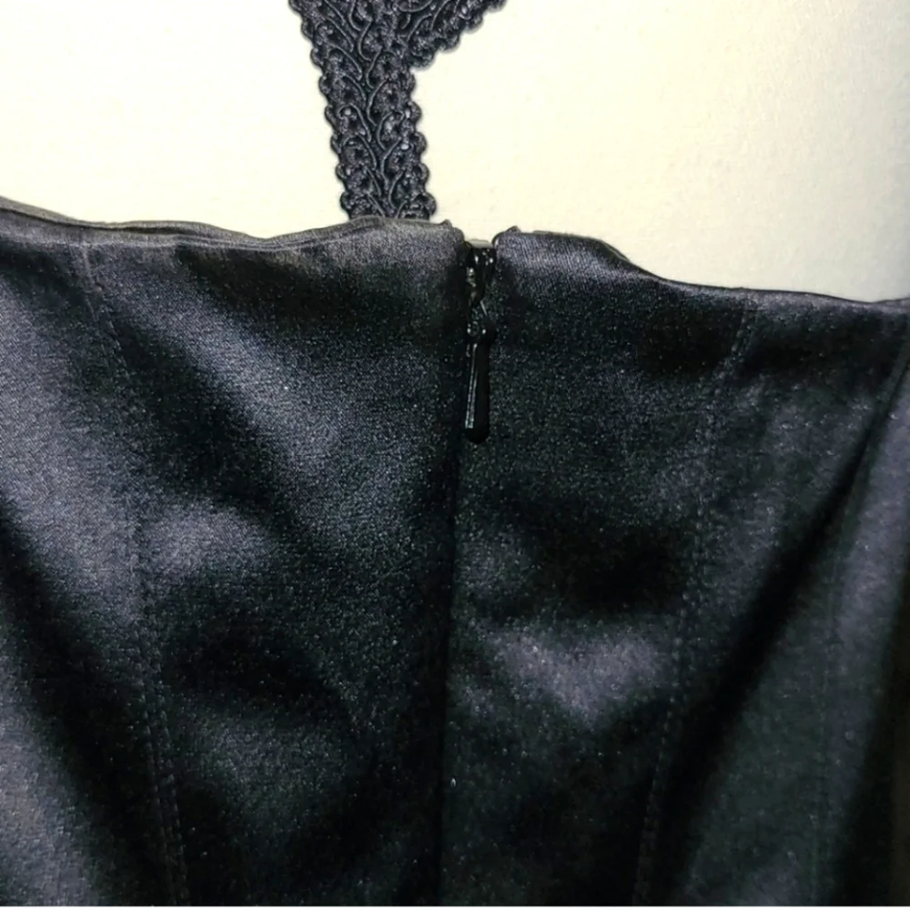 New Nine West satin cocktail dress. Beautiful seams & fishtail bottom. Size 8. - Picture 7 of 8